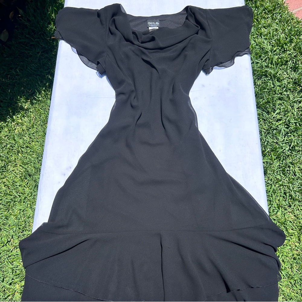 FLOWY BLACK MAXI DRESS